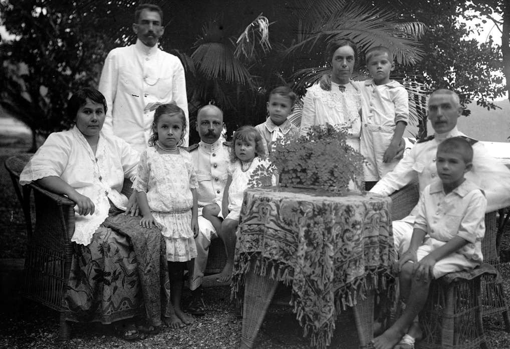 Orang-orang Eropa di Kolonodale, Morowali Utara pada 1919. (Foto: Museum Budaya Dunia/https://www.varldskulturmuseerna.se)