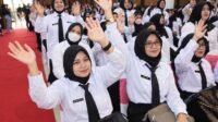 Pemerintah menyiapkan anggaran khusus untuk mendukung peralihan status guru Pegawai Pemerintah dengan Perjanjian Kerja (PPPK) paruh waktu menjadi PPPK penuh waktu mulai 2027.